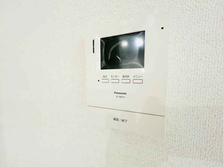 安心のお住まいは安心のセキュリティから。訪問者が確認しやすいモニター付きインターホンを設置。